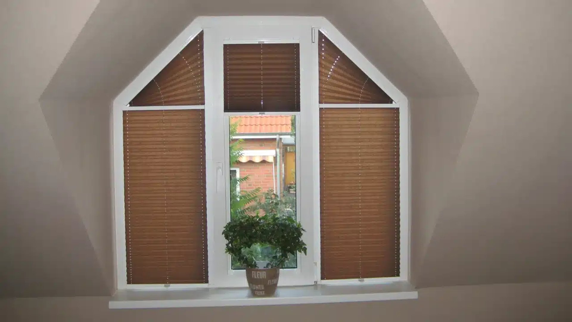 Dachschrägenfenster mit Plissees